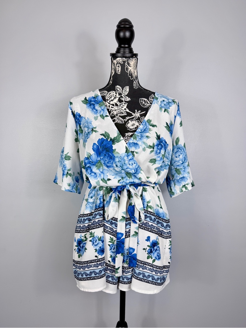 Trixxi white/blue floral loose fit quarter sleeve stretch romper size large